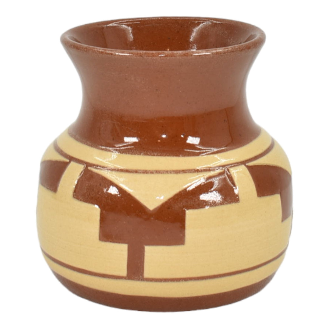 Pine Ridge Sioux Dakota Hand Made Pottery Brown Geometric Ceramic Vase Irving